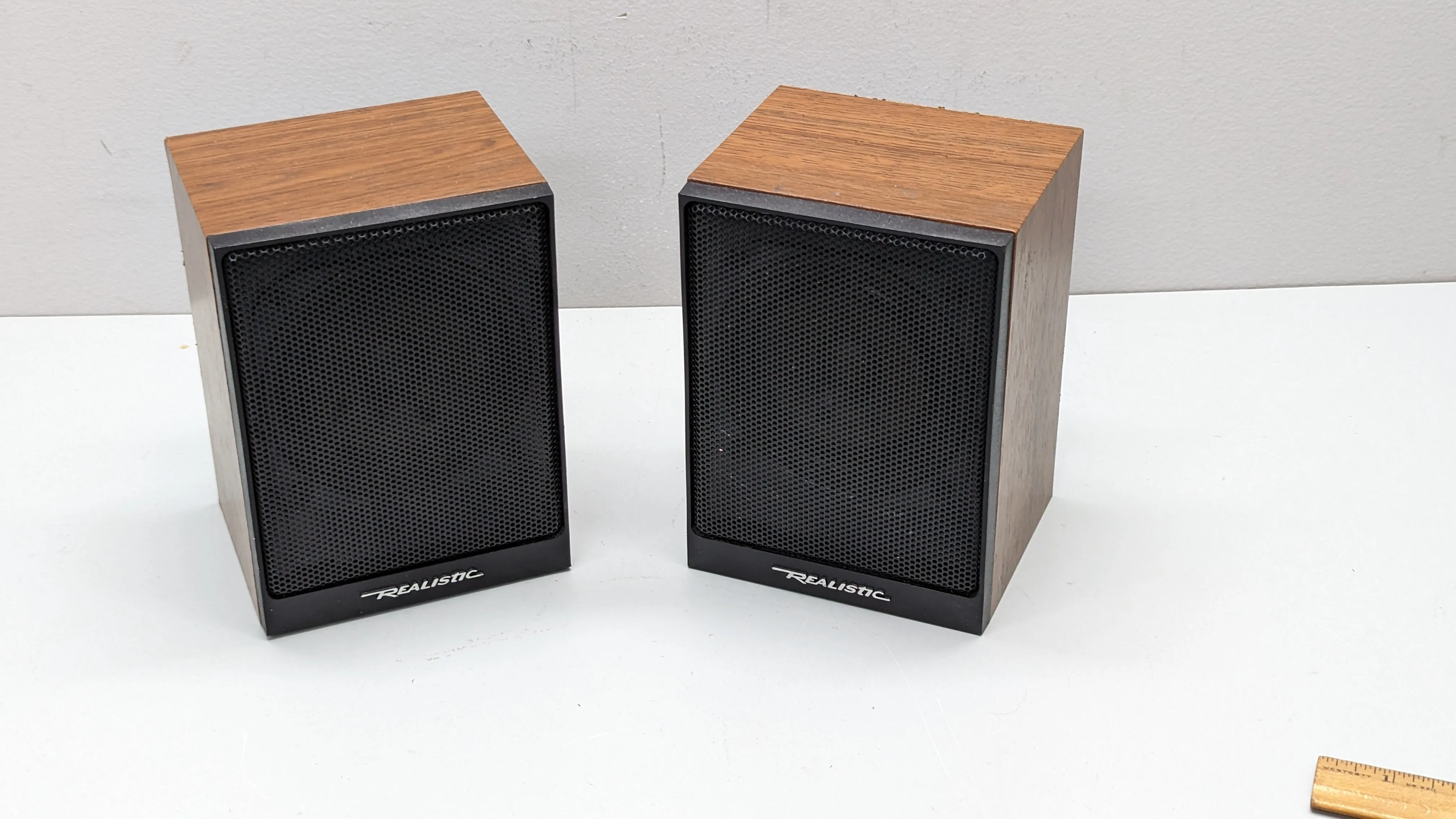 Realistic Minimus - 2.5  Gunstock Oak Mini Bookshelf Speakers