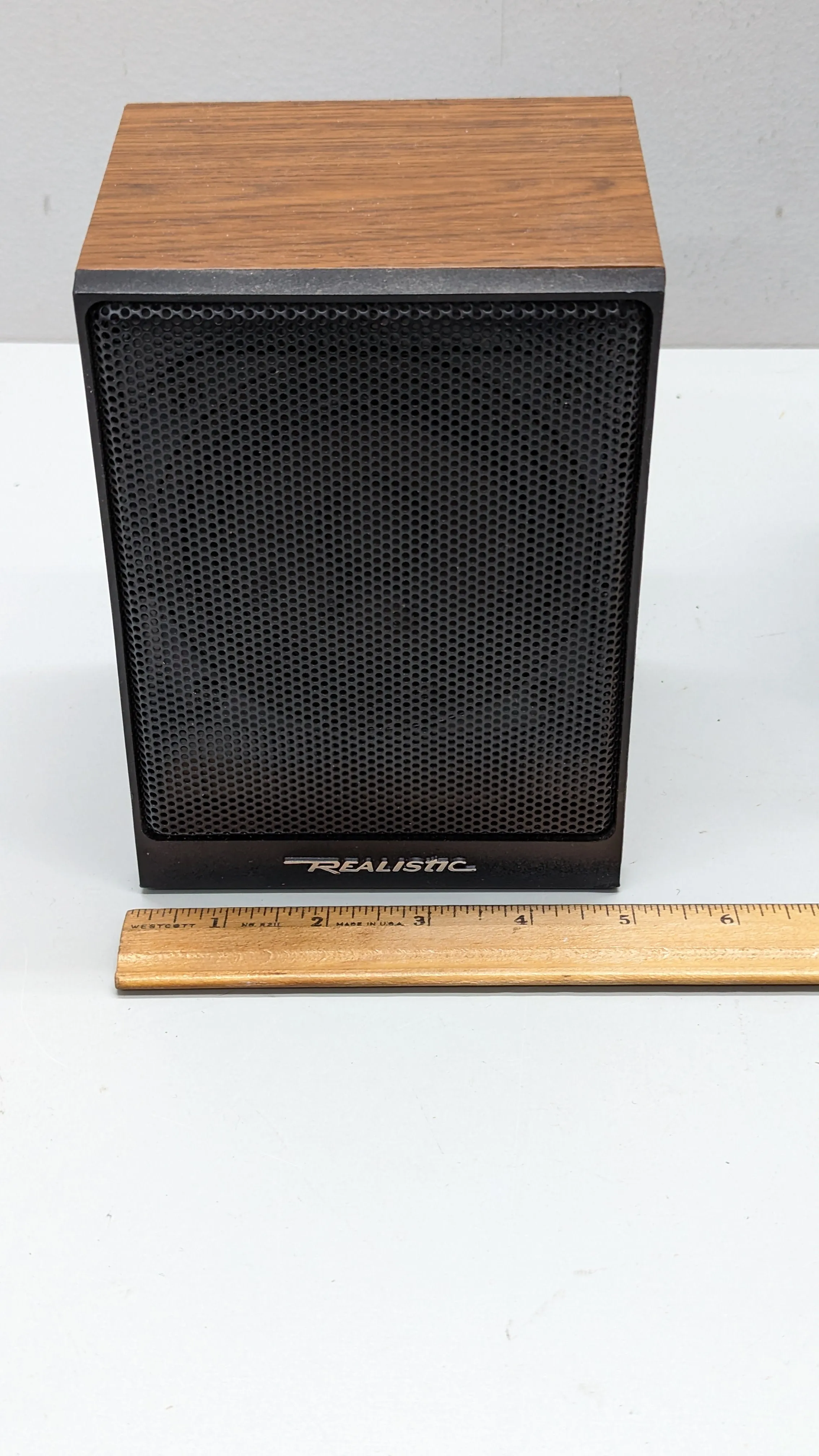 Realistic Minimus - 2.5  Gunstock Oak Mini Bookshelf Speakers
